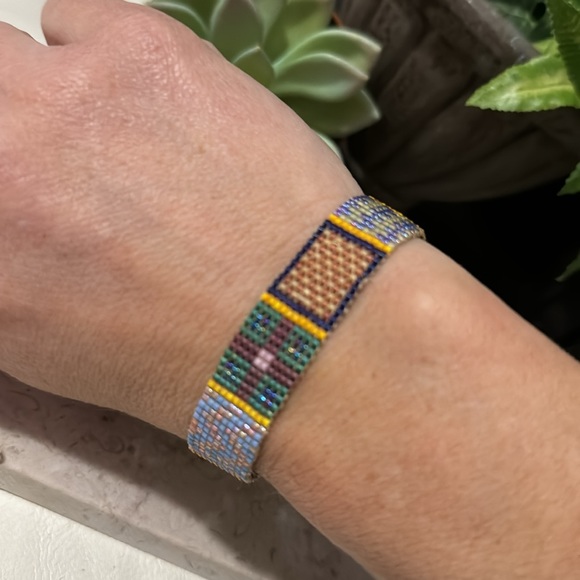 New Handmade Beaded Bracelet-Seed Beads in a Quilt Pattern-Gold Tone Closure - Picture 15 of 16